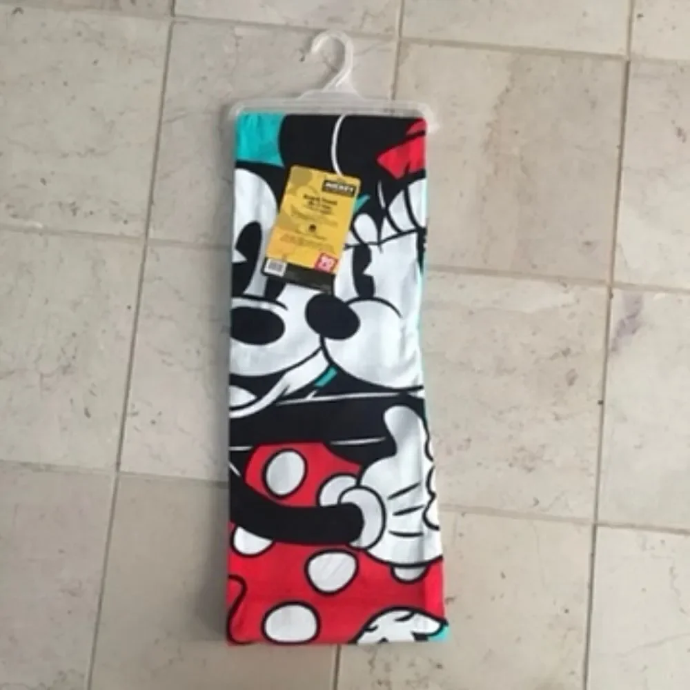 NWT Disney Mickey & Minnie Mouse Hug Green,Red,White & Black 38”x58” Beach Towel